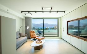 Beach Side -Luxury Sea View Amazing Pool Eilat